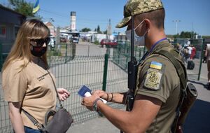 Щодня пропуск відбувається через КПВВ "Станиця Луганська"