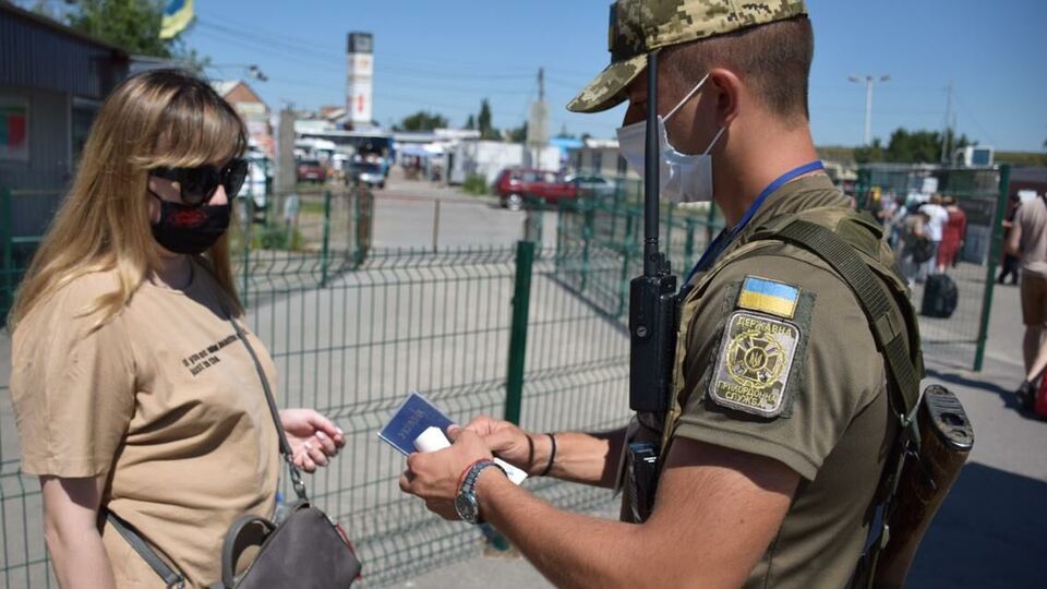 Ежедневно пропуск осуществлялся через КПВВ "Станица Луганская"