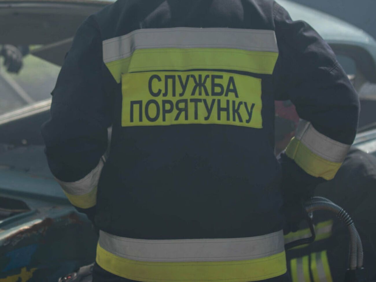Сотрудники ГСЧС убрали поваленные деревья