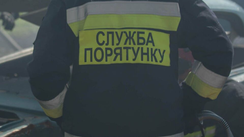 Сотрудники ГСЧС убрали поваленные деревья
