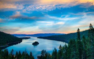 Озеро Тахо находится на границе Калифорнии и Невады