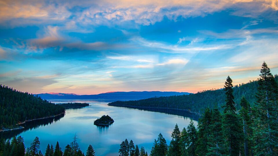 Озеро Тахо находится на границе Калифорнии и Невады