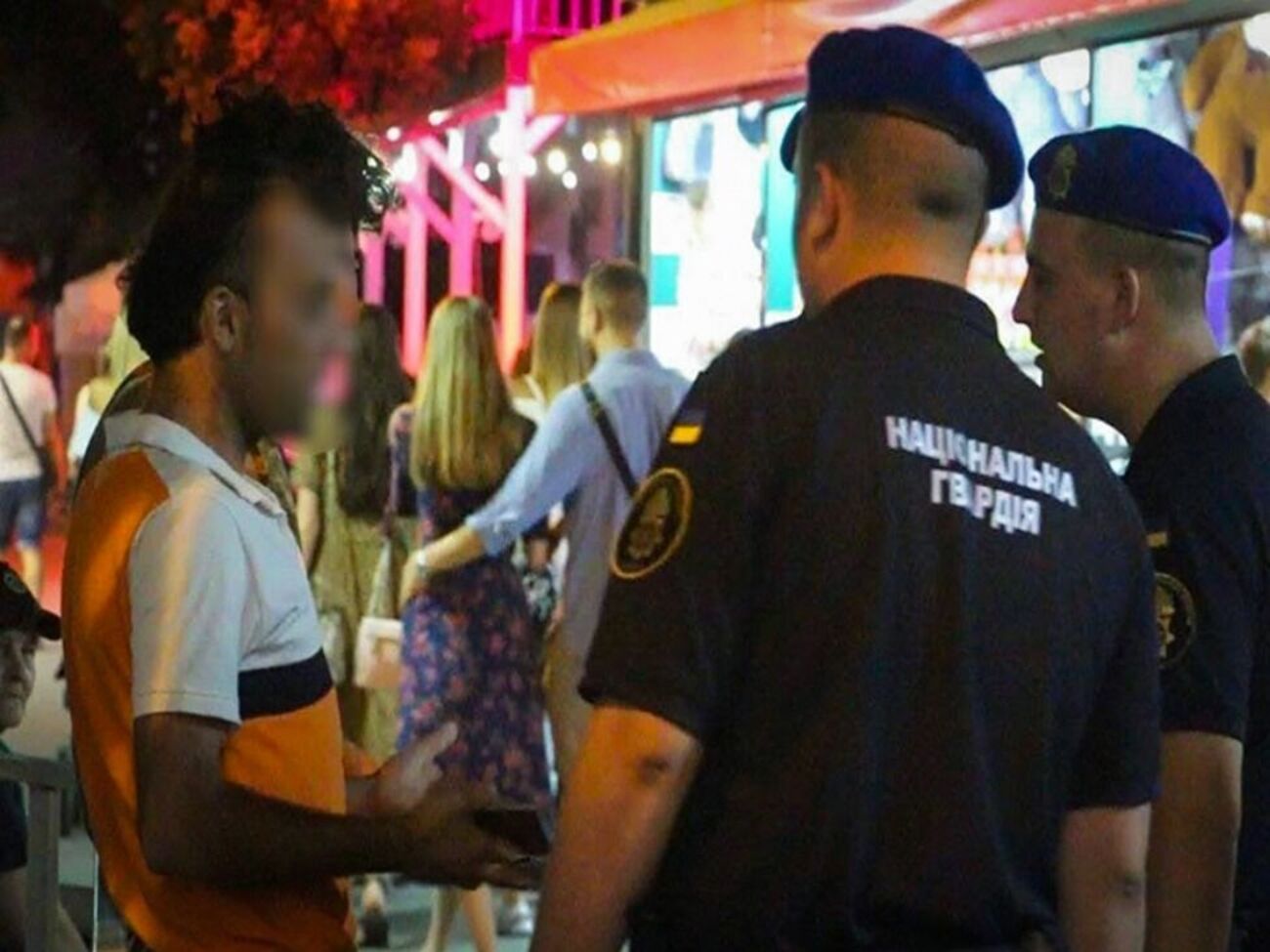 Правоохранители проверили документы иностранных граждан