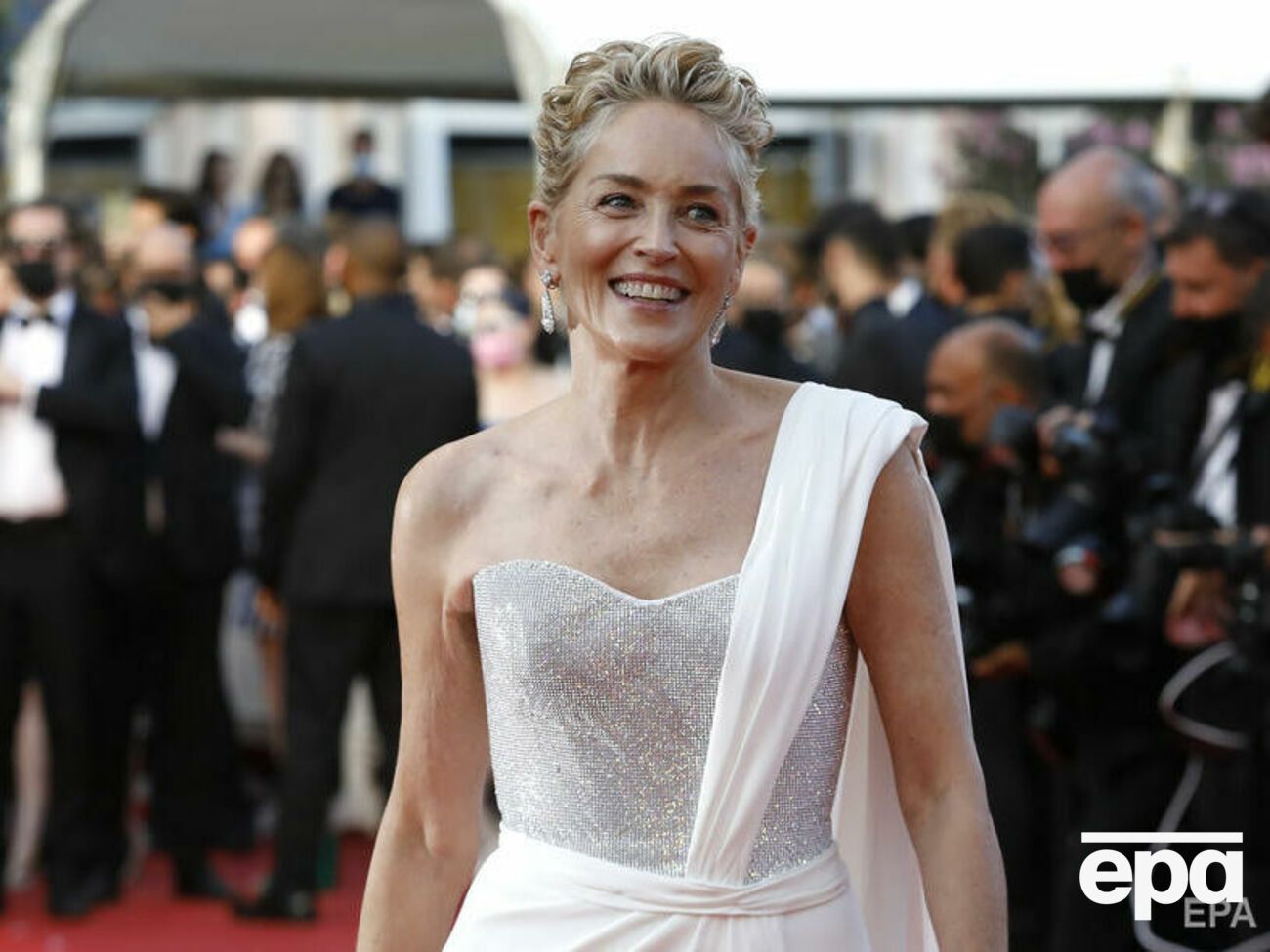 Для выхода на красную дорожку Стоун выбрала белоснежное платье со шлейфом от Dolce&Gabbana