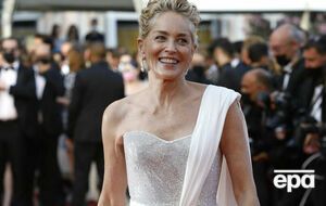 Для выхода на красную дорожку Стоун выбрала белоснежное платье со шлейфом от Dolce&Gabbana