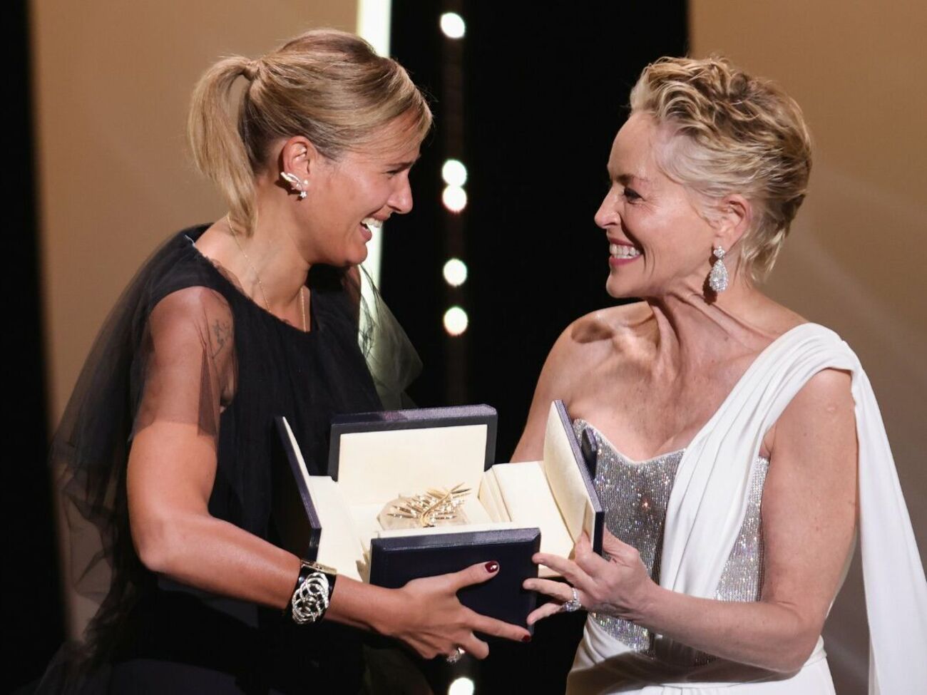 Дюкорно (слева на фото) в 2016 году прославилась дебютным хоррором с элементами каннибализма