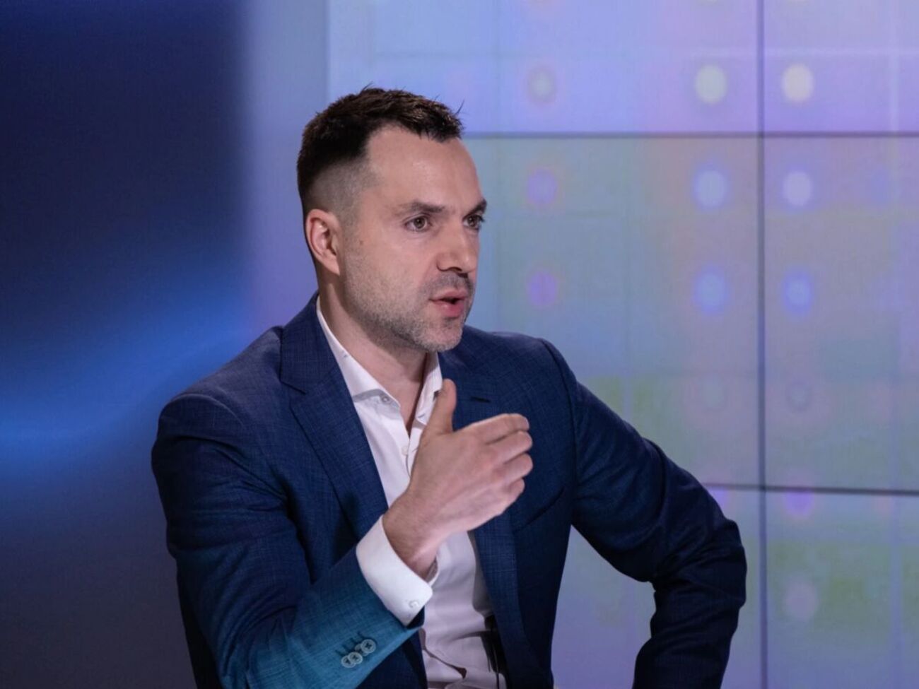 Арестович (на фото) считает, что в результате встречи Путин будет выглядеть "бякой"