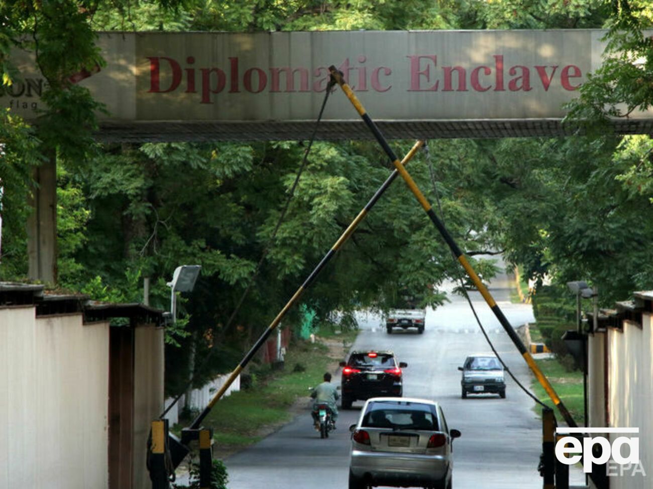 Пакистана посчитал "прискорбным и достойным сожаления" решение об отзыве афганских дипломатов