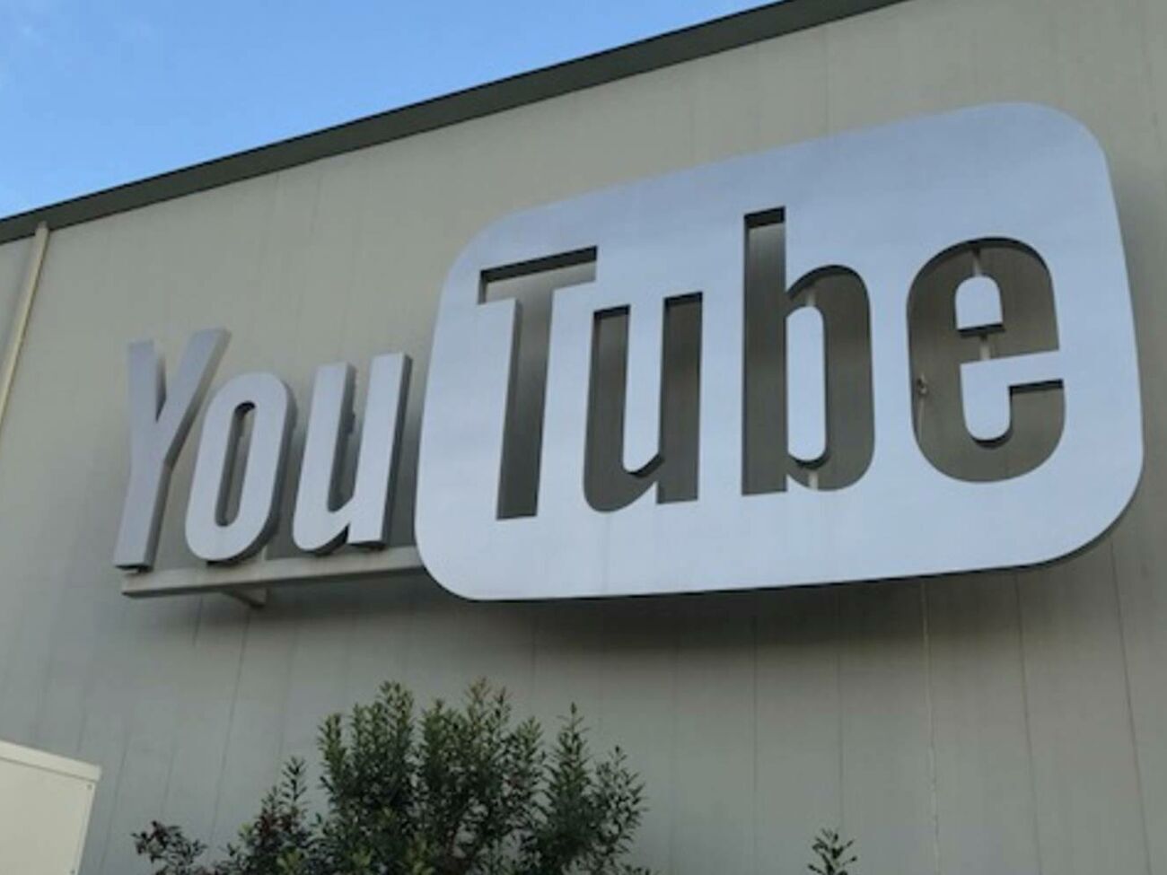 Роскомнадзор считает, что YouTube цензурирует российские СМИ