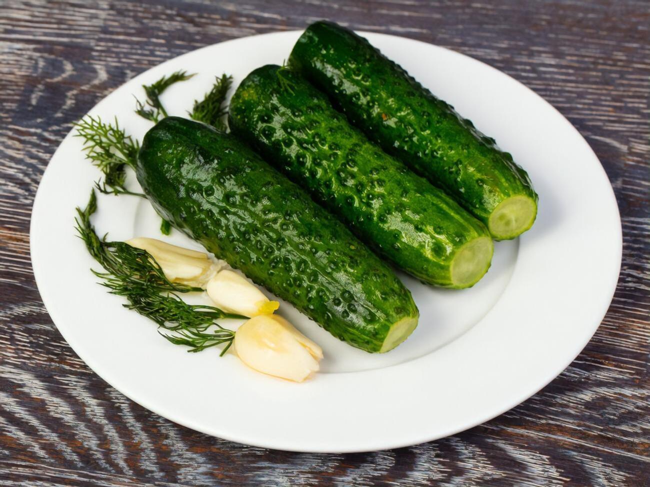 Малосольные огурцы нужно готовить с добавлением чеснока