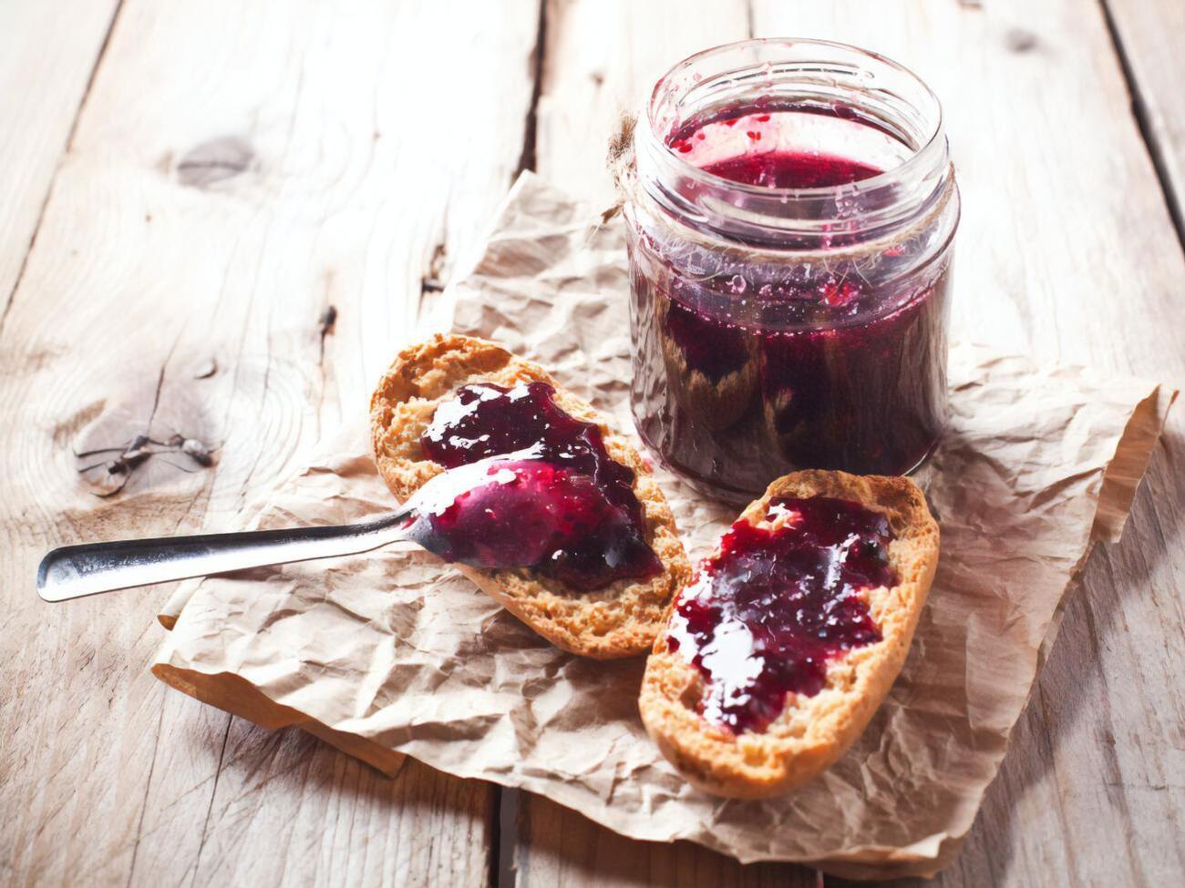 Согласно народным традициям, с сегодняшнего дня можно варить варенье из черной смородины