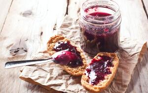 Согласно народным традициям, с сегодняшнего дня можно варить варенье из черной смородины