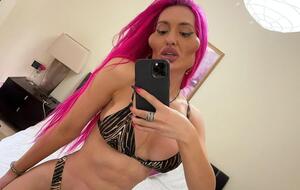 Покрещук закликала дивитися на неї і насолоджуватися "хоч чимось справжнім у своєму житті"