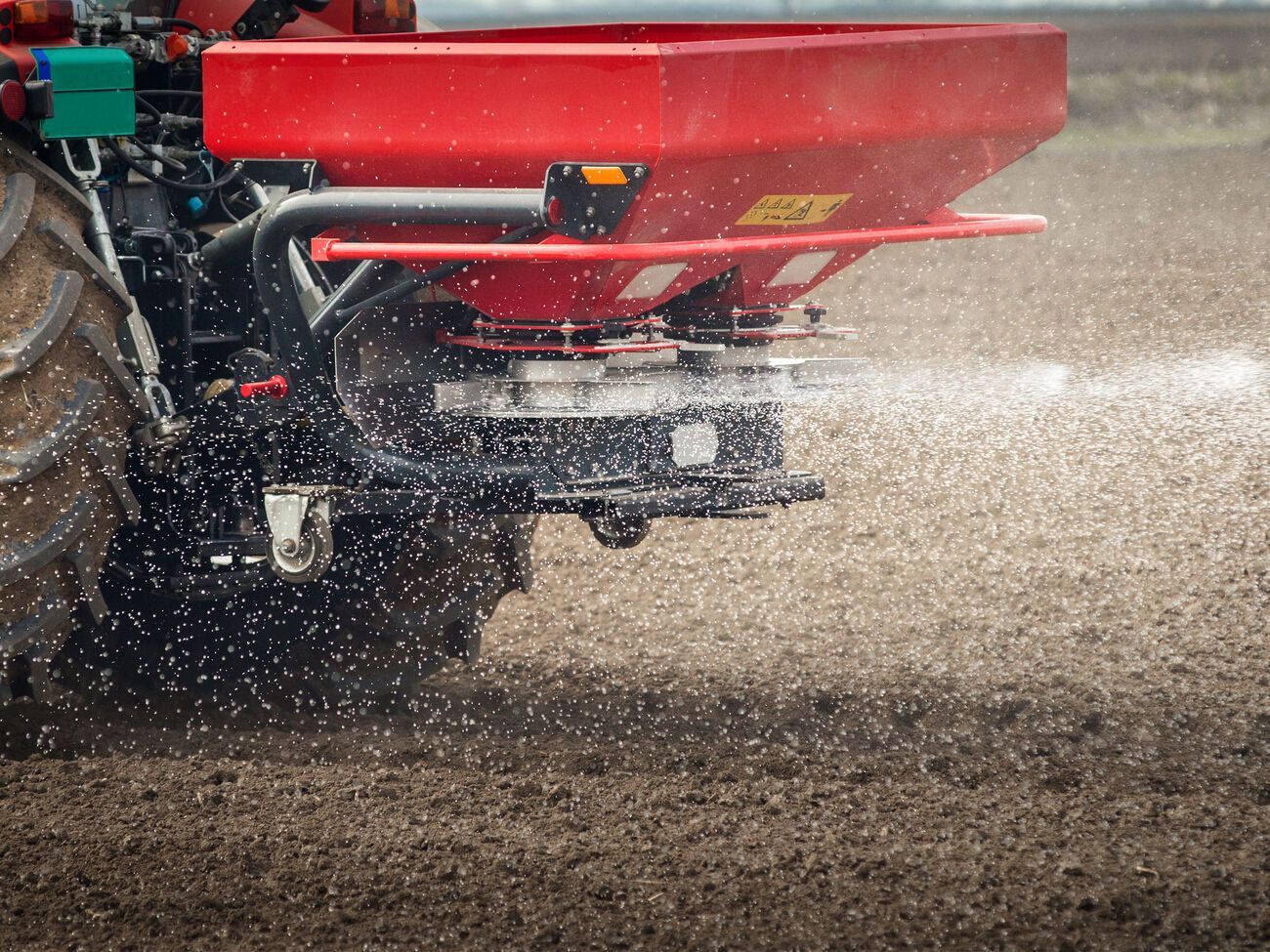 Від обмеження імпорту добрив постраждають фермери, пише "РБК-Україна"