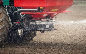 Від обмеження імпорту добрив постраждають фермери, пише "РБК-Україна"