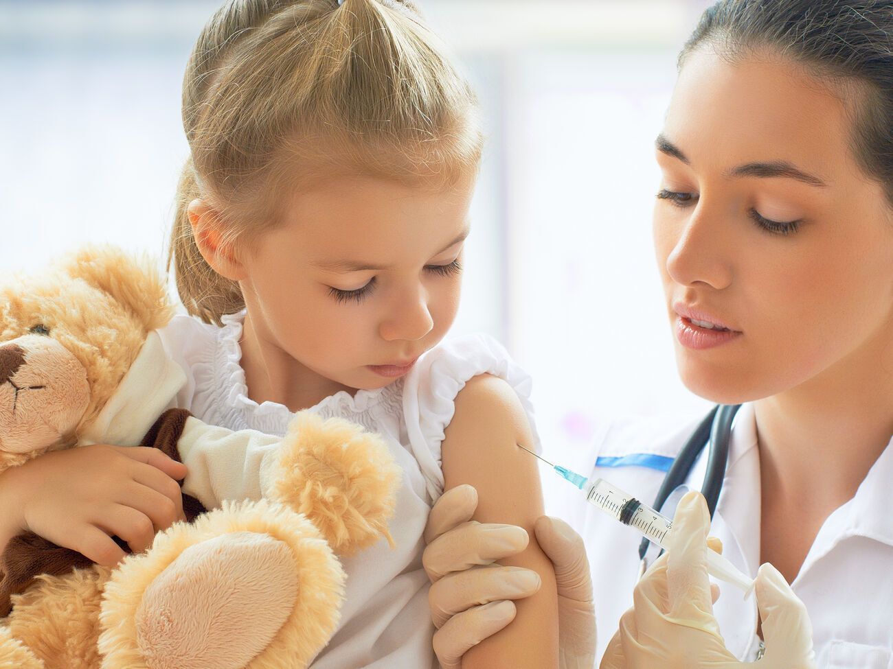 33,4% украинских родителей не против, чтобы их дети привились от коронавируса