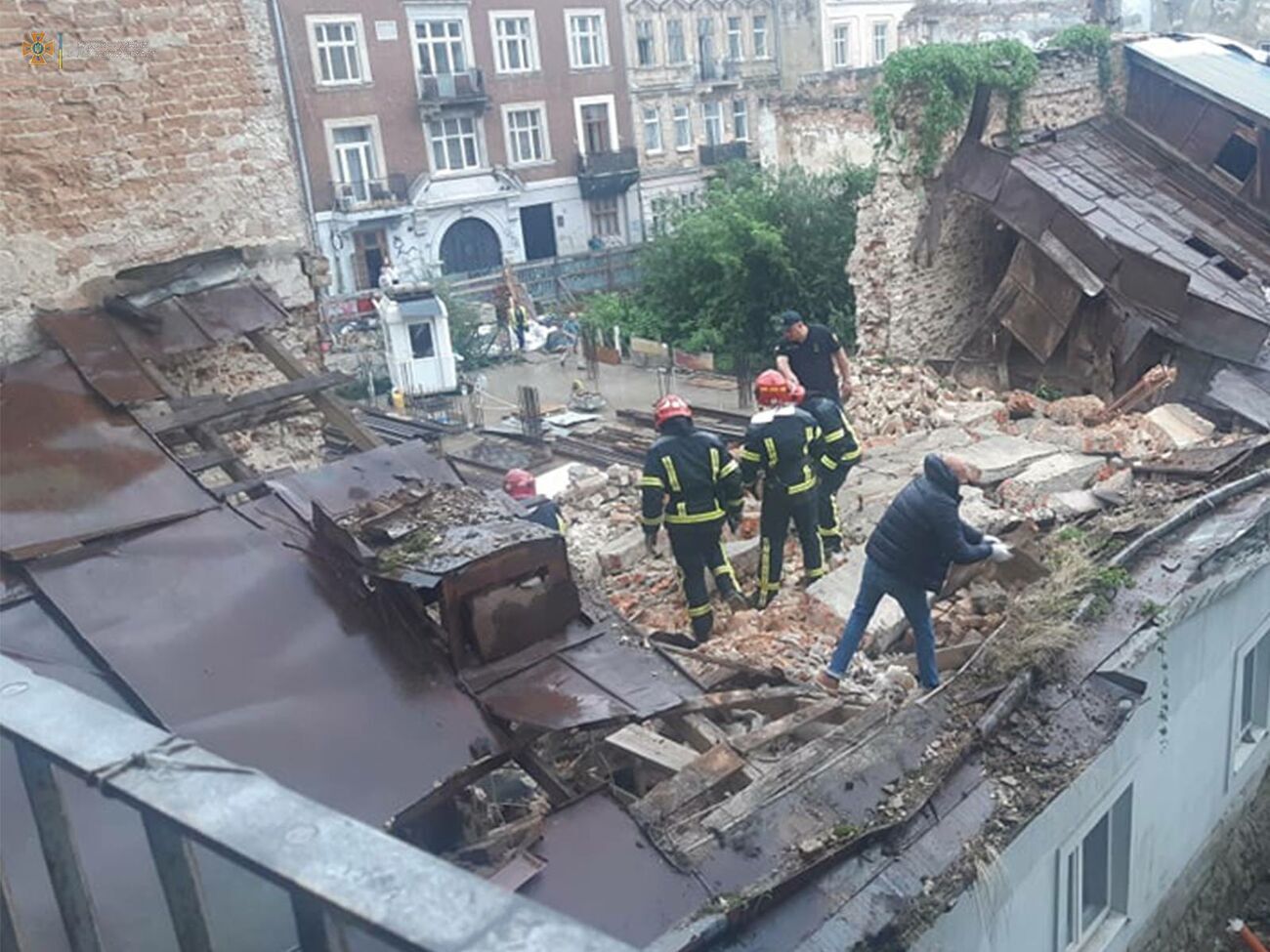 Личность погибшего под завалами пока не установили