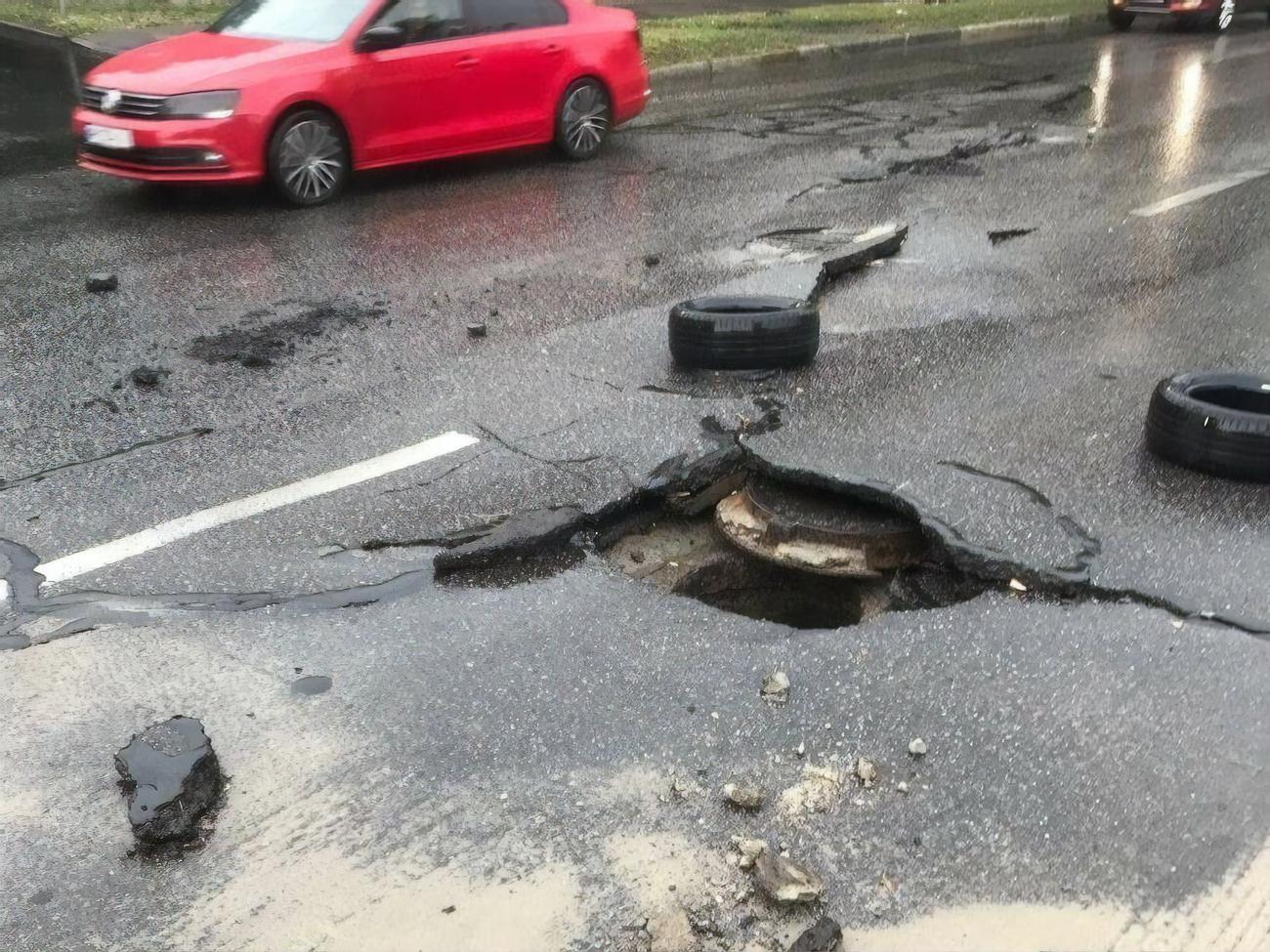 Дорожнє покриття пошкоджено на вулицях Живописній, Вишгородській та проспекті Правди
