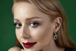 Тина Кароль примерила необычный образ