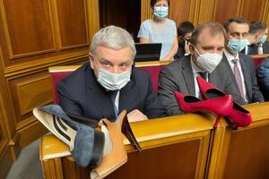 Министру обороны подарили туфли на заседании Рады