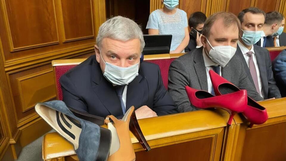Міністру оборони подарували туфлі на засіданні Ради
