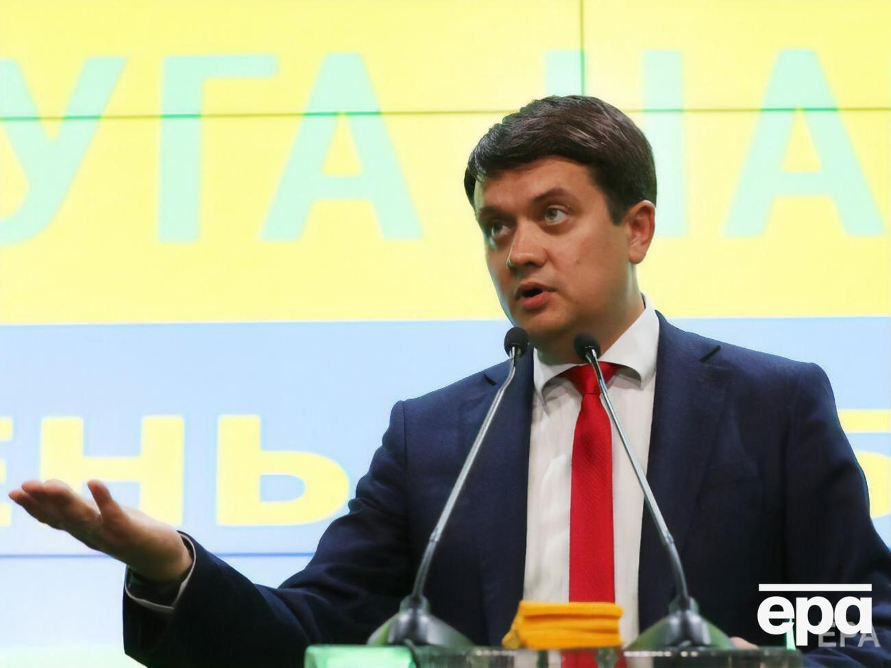 Разумков не согласен с решением Министерства обороны Украины, что курсантки на День Независимости будут маршировать на каблуках