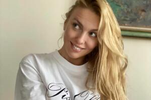 Полякова заявила, что растянула связки на ноге во время прыжков на каблуках