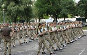 Намерения Минобороны вывести курсанток в туфлях на каблуках на парад вызвали бурную реакцию в сети