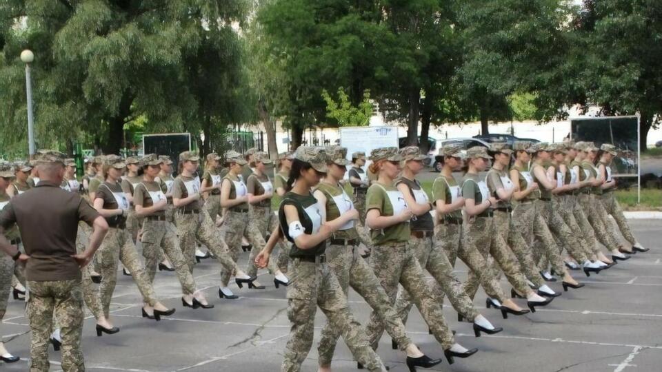 Наміри Міноборони вивести курсанток у туфлях на підборах на парад викликали бурхливу реакцію в мережі