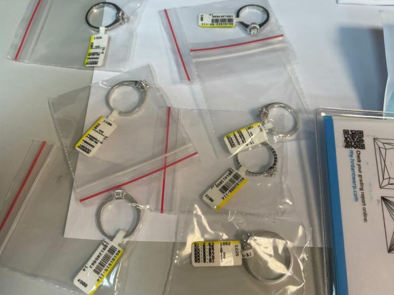 Экспресс-анализатор драгоценных металлов и камней подтвердил, что обнаруженное &ndash; это бриллианты и изделия из белого золота