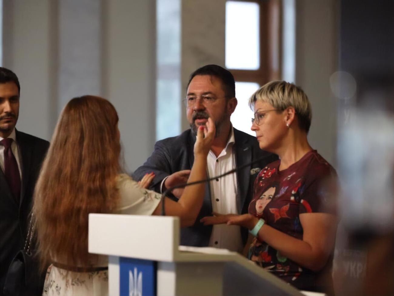 Крат (ліворуч) напала на Потураєва в парламенті під час брифінгу