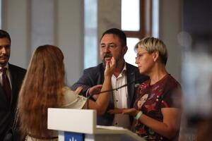 Крат (ліворуч) напала на Потураєва в парламенті під час брифінгу