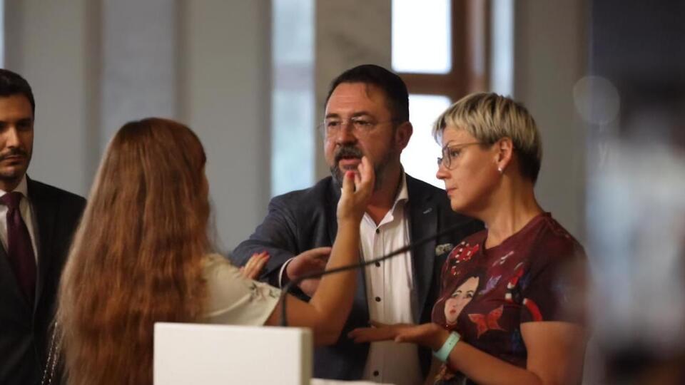 Крат (ліворуч) напала на Потураєва в парламенті під час брифінгу
