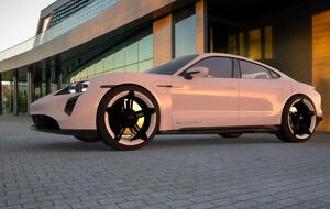 В Украину привезли 107 электрокаров Taycan