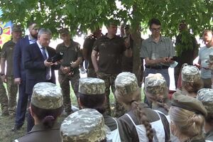 Таран показал ботинки, в которых, вероятно, будут маршировать на параде курсантки