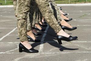 Обувь для курсанток решили заменить, но каблук останется