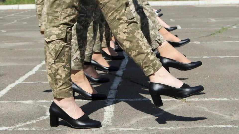 Обувь для курсанток решили заменить, но каблук останется