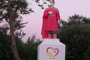 Во Львовской ОГА заявили, что никто не имел права разрисовывать памятник подобным образом