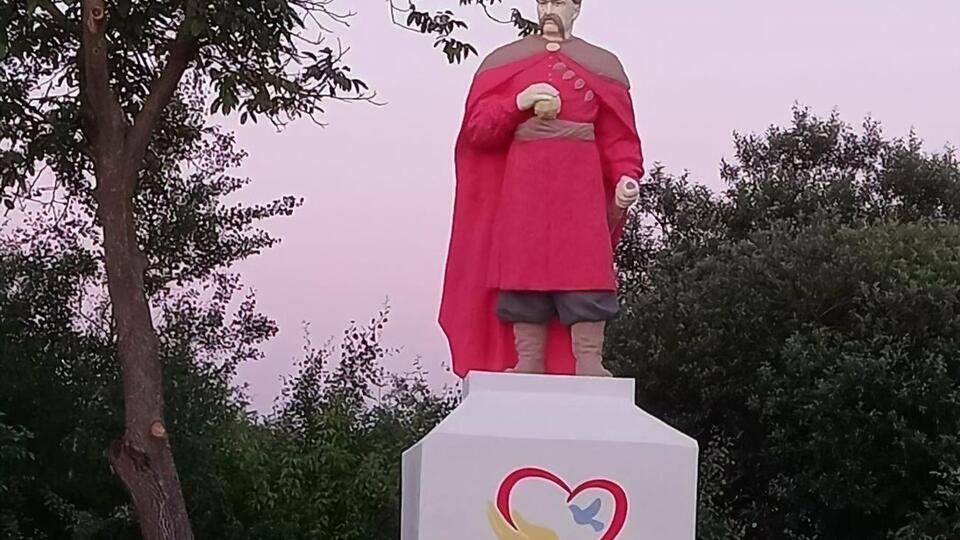 Во Львовской ОГА заявили, что никто не имел права разрисовывать памятник подобным образом