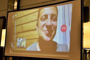 Перед игрой за выход в четвертьфинал Евро 2020 Зеленский звонил сборной и тоже запускал флешмоб в соцсетях