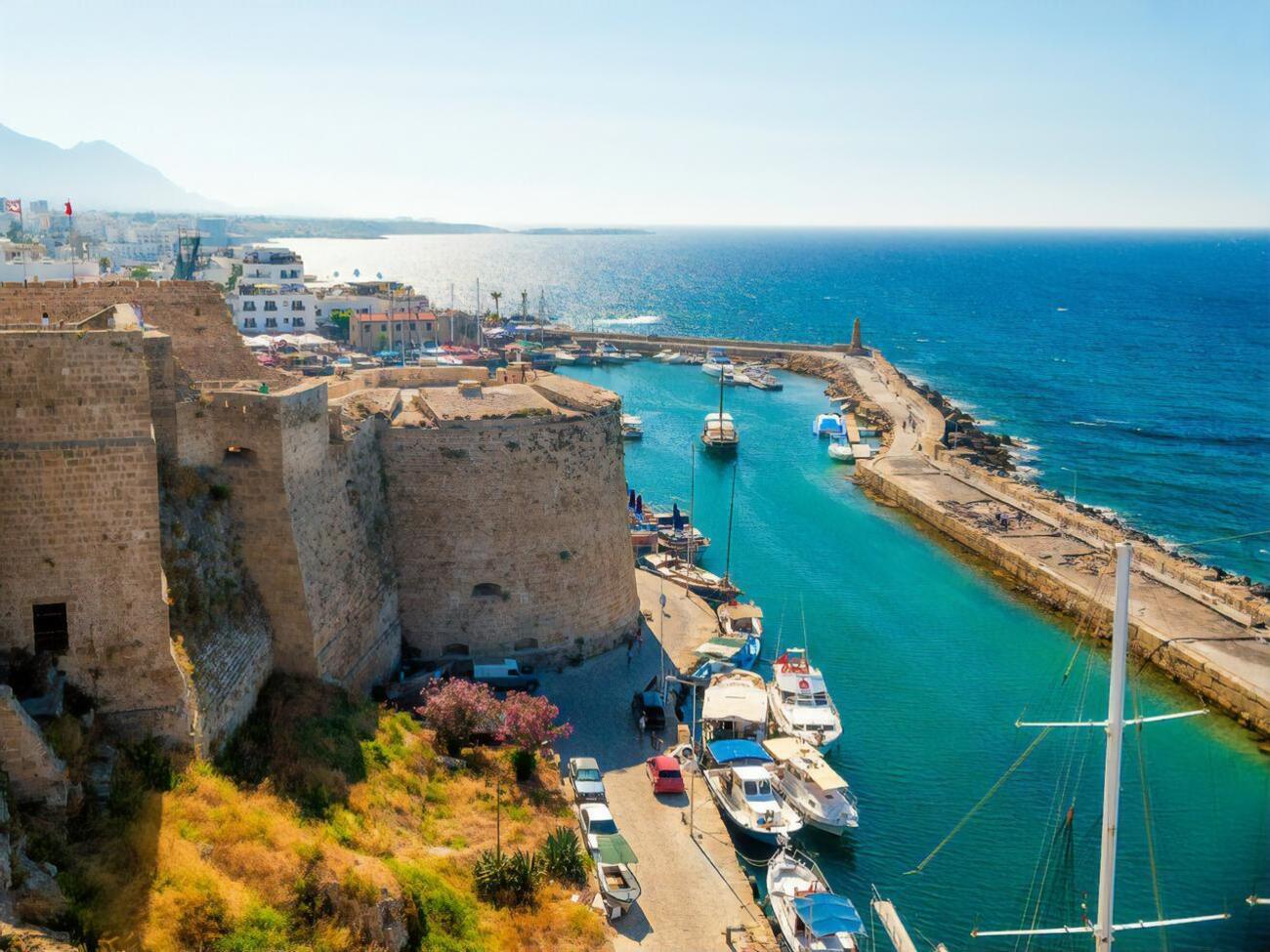 Для поездок на Кипр нужно завершить вакцинацию или выздороветь от COVID-19