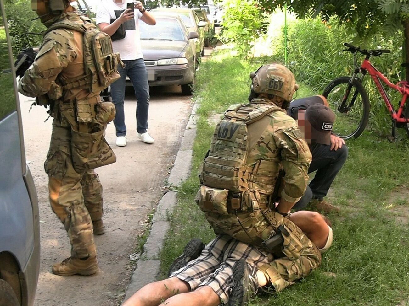 Во время обыска у задержанного обнаружили "паспорт гражданина ЛНР"