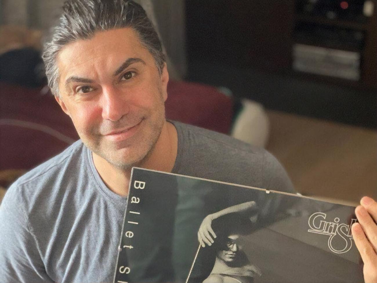 На знімках Цискарідзе лежить на величезній шахівниці повністю оголений