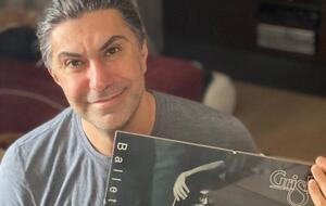 На знімках Цискарідзе лежить на величезній шахівниці повністю оголений