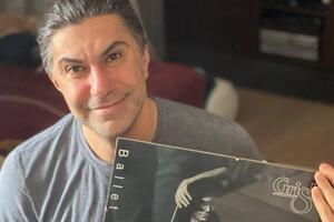 На снимках Цискаридзе лежит на огромной шахматной доске полностью обнаженный