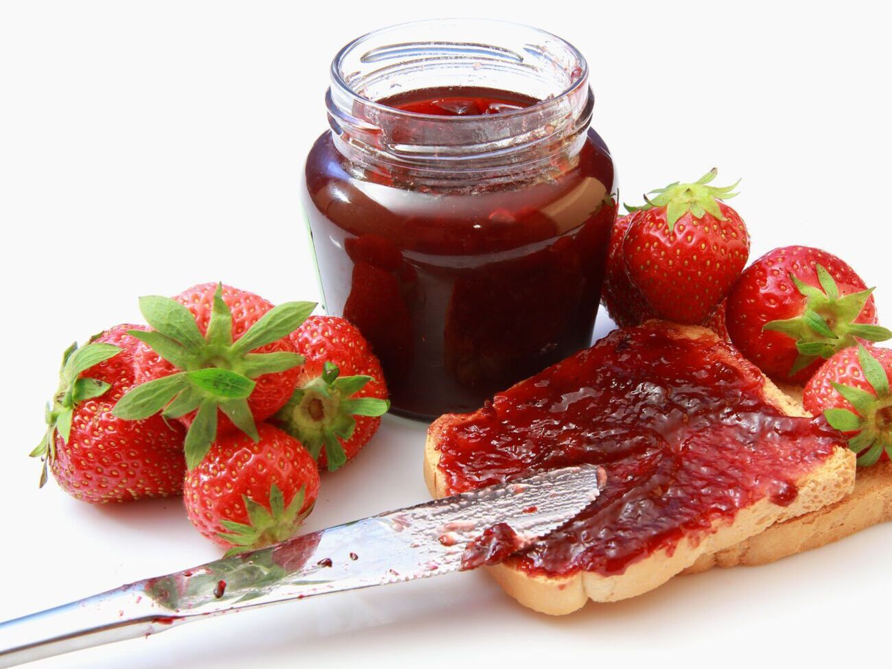 Чтобы в процессе приготовления клубничное варенье не пенилось, в него добавляют немного сливочного масла