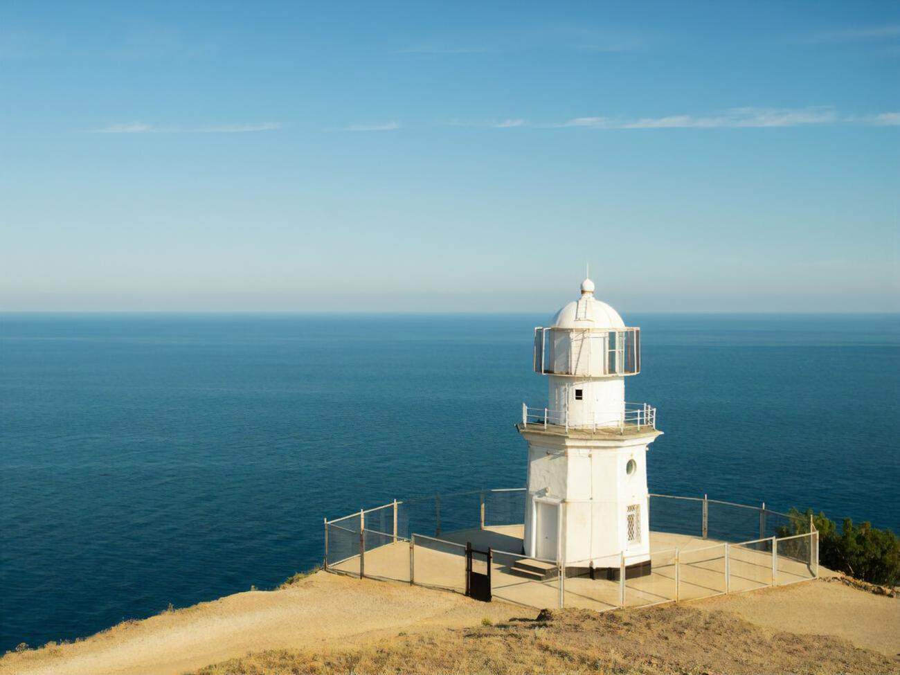 На монете изображен Меганомский маяк, который расположен в оккупированном Россией Крыму
