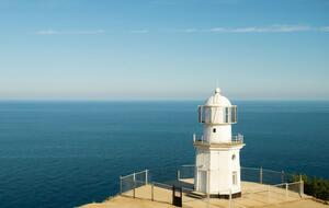 На монете изображен Меганомский маяк, который расположен в оккупированном Россией Крыму