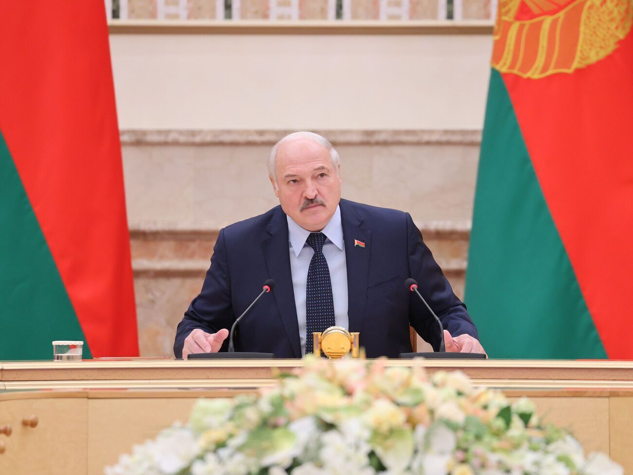 Лукашенко пообіцяв "не панькатися зі зрадниками" в іноземних представництвах Білорусі