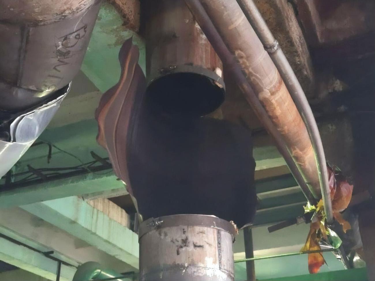 По данным полиции, разгерметизация трубопровода произошла в районе подогревателя хвостовых газов